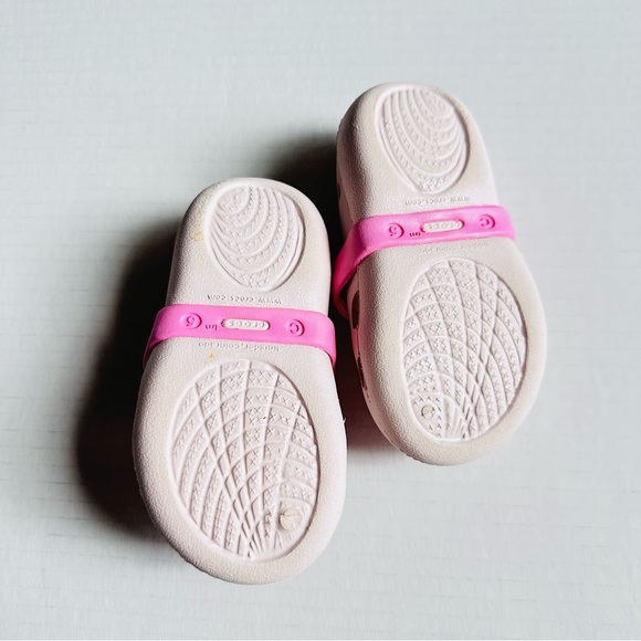 SOLD - Crocs Baby Infant Girls Bow Sandal Size 5 Flexible Shoe - Picture 5 of 6